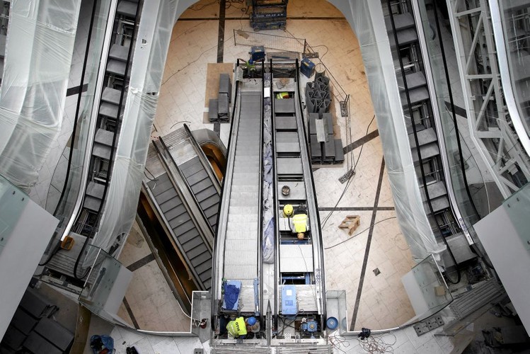 Codziennie na placu budowy pracuje około 4 000 robotników.