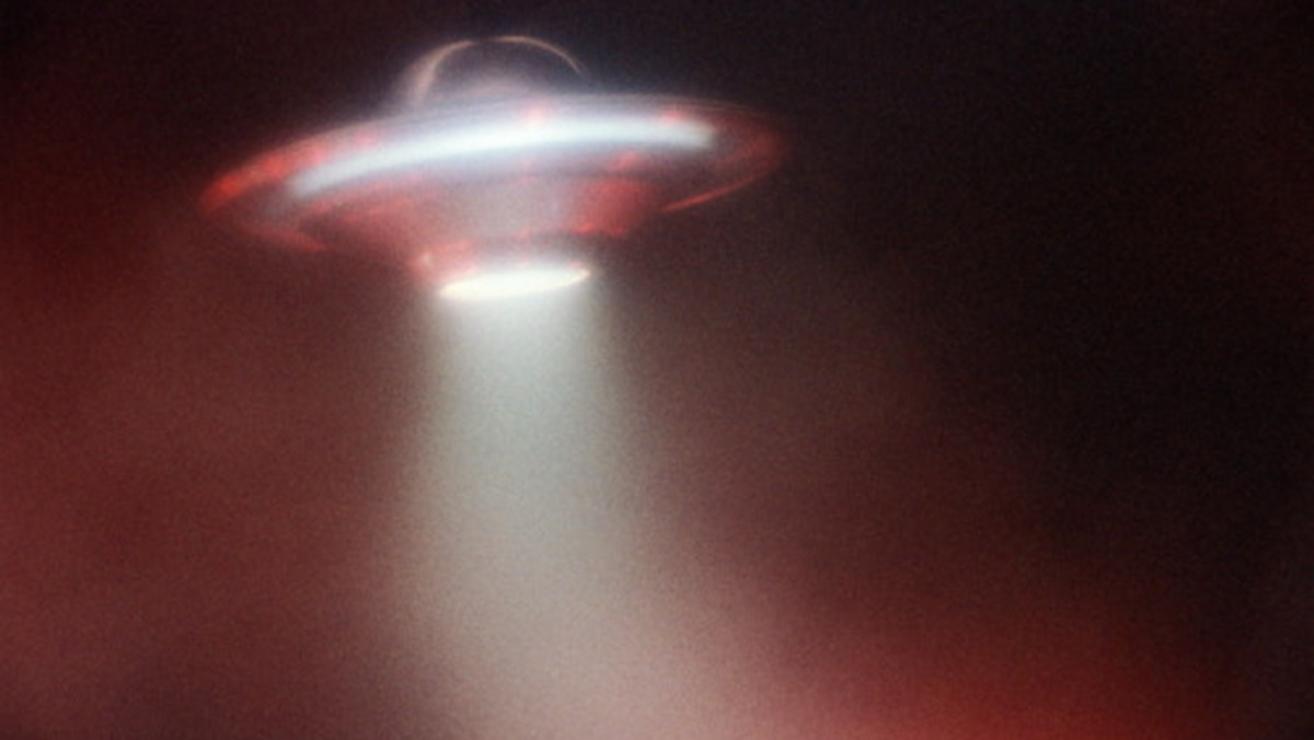 Mieszkańcy Nowego Jorku byli świadkami niecodziennego zdarzenia. Nad Manhattanem pojawił się niezidentyfikowany obiekt latający (w skrócie UFO), który wywołał lawinę spekulacji dotyczących jego pochodzenia - informuje serwis nydailynews.com.