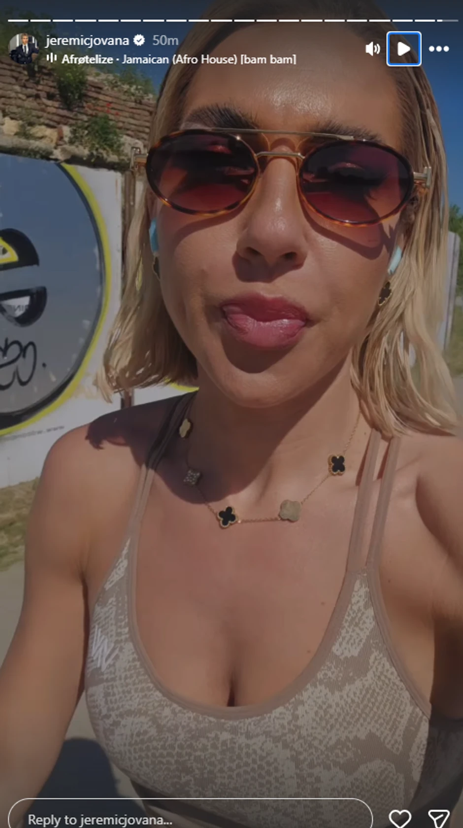 Jovana Jeremić vozi rolere u zmijskom kompletu