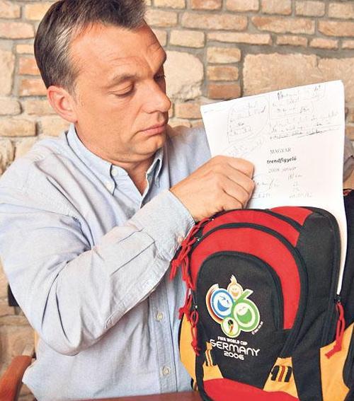 Orbán hátizsákja a Nemzeti Múzeumba kerül - Blikk