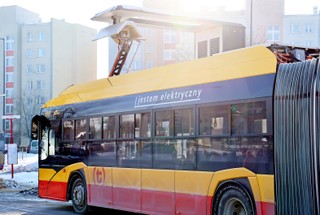Autobusy elektryczne przegrywają z mrozem. Czy zakup wyłącznie pojazdów zeroemisyjnych ma sens?
