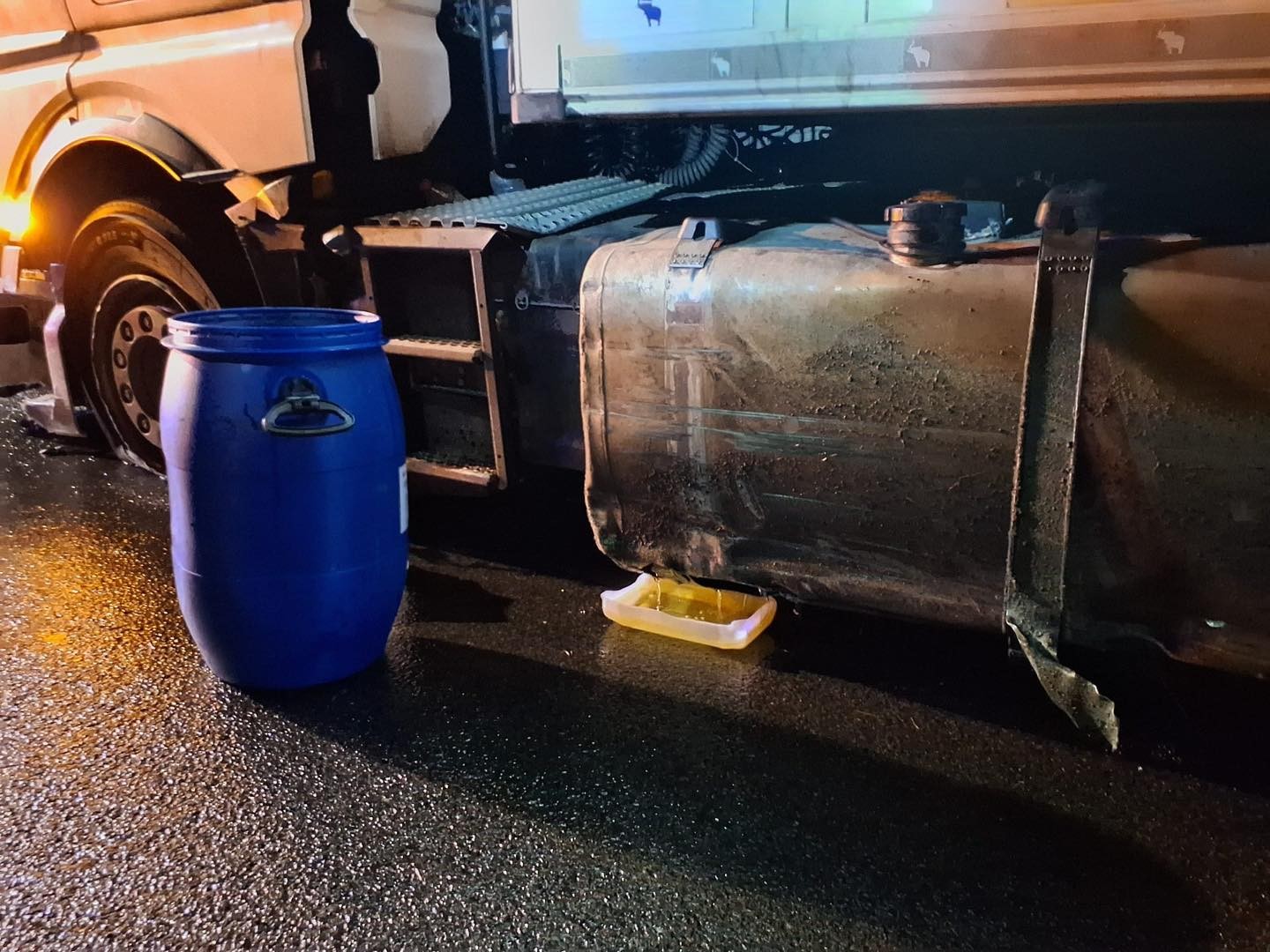 Hasiči zasahovali pri nočnej havárii kamióna v Kútoch.