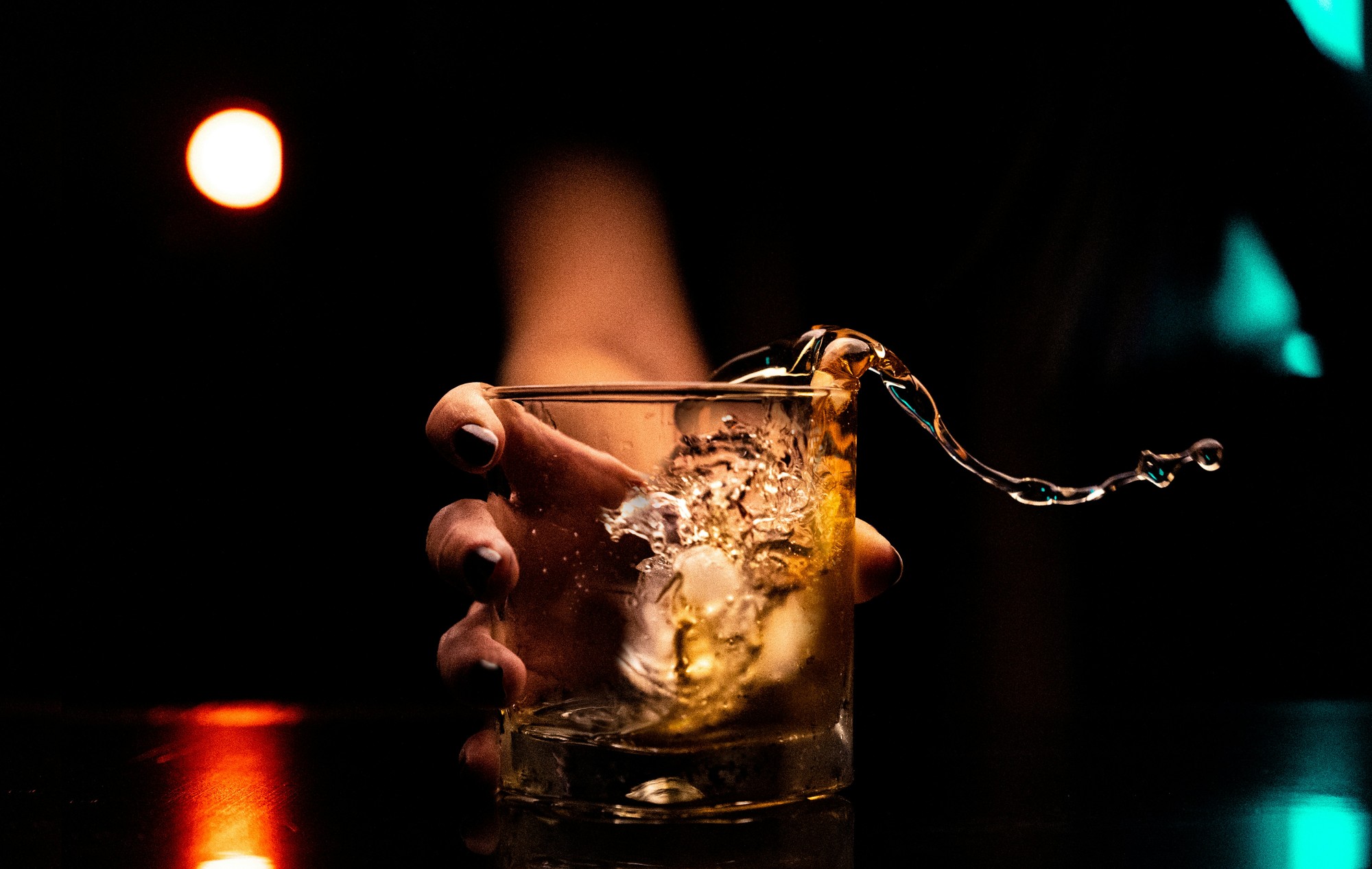 Alkohol nerieši problémy so zaspávaním, ale poruchy spánku nebezpečne prehlbuje.