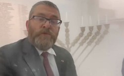 Prokuratora zamierza przedstawić posłowi Braunowi szereg zarzutów. Nie tylko za incydent z gaśnicą