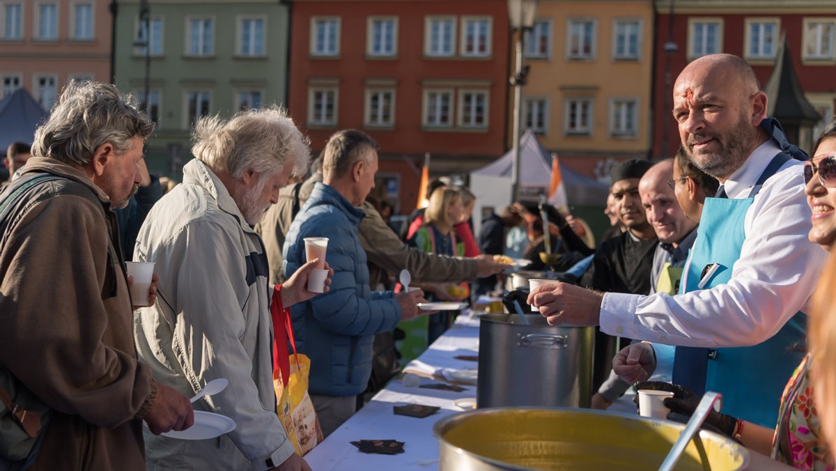 We Wrocławiu częstowano posiłkami w ramach indyjskiego święta