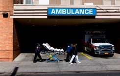 Nowojorski radny pisze o tworzeniu masowych grobów w parkach. KOMENTARZ gubernatora