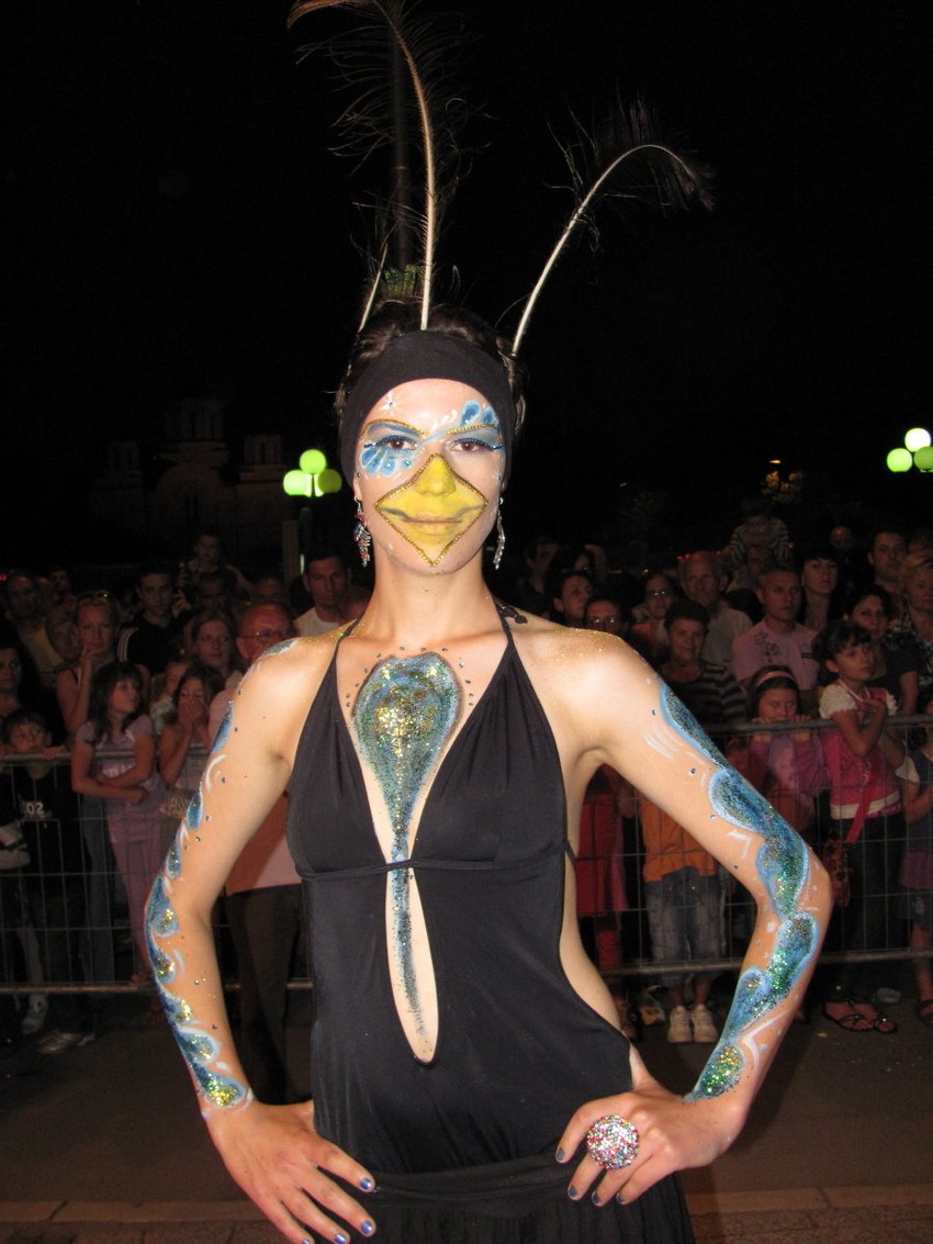 Hiljade Leskovčana došle su da gledaju nastupe karnevalskih grupa