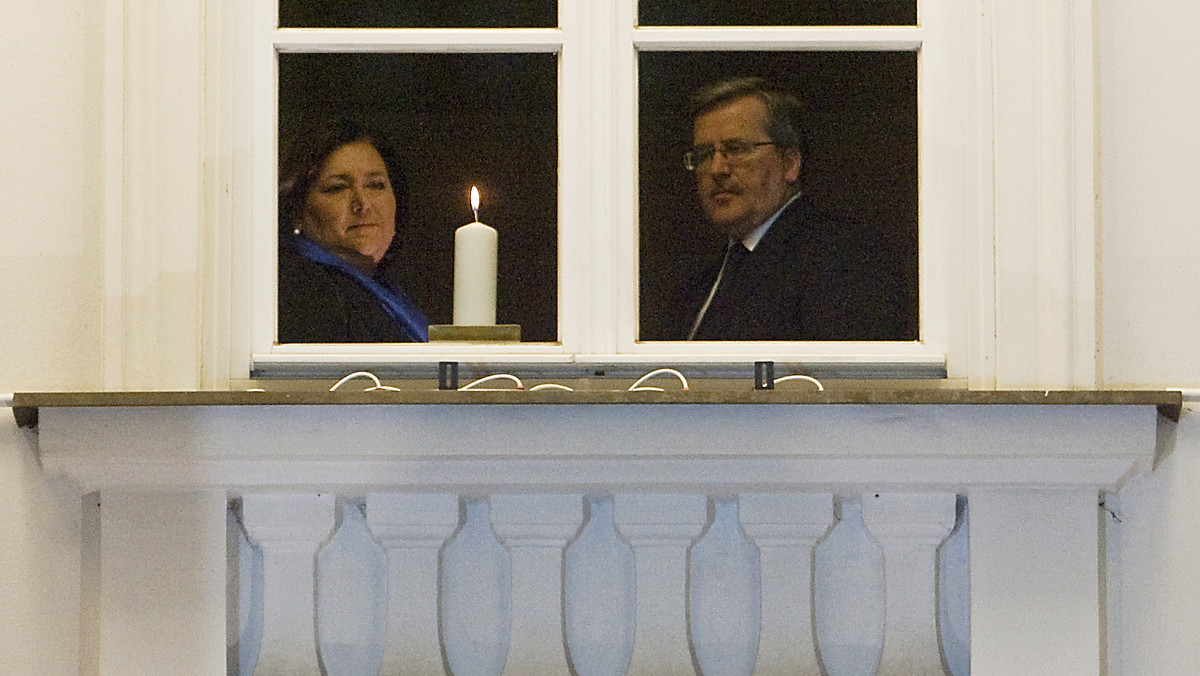 Prezydent Bronisław Komorowski wraz z żoną Anną zapalili późnym wieczorem w oknie Belwederu symboliczną świecę pamięci o ofiarach stanu wojennego.