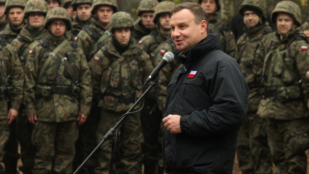 Zdolność do obrony kraju, aby była poważna, nie może się opierać wyłącznie na armii zawodowej - mówił prezydent Andrzej Duda do żołnierzy rezerwy, z którymi spotkał się na poligonie pod Orzyszem. Jak dodał, wojny wygrywają rezerwiści.