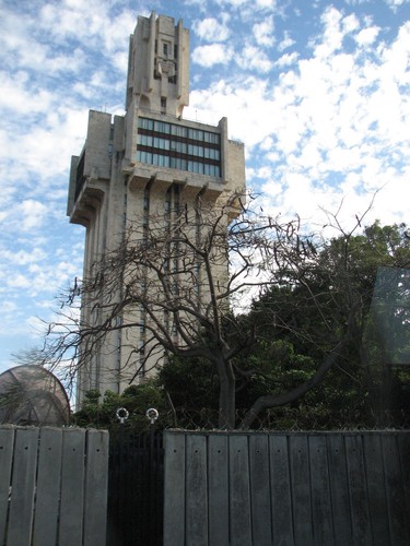 Ambasada Rosji w Hawanie. Budynek został zaprojektowany przez Alexandra G. Roczegowa i oddany do użytku w 1985 roku.