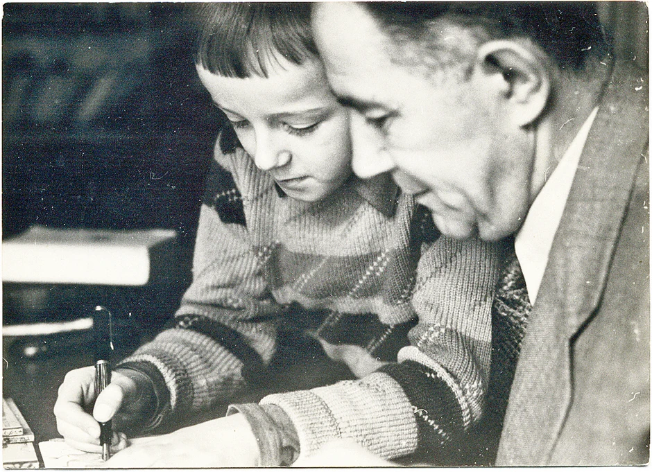 Đilas sa sinom Aleksom, septembar 1961, Bijelo Polje. Prenos kostiju Đilasovog oca majora Nikole Đilasa iz Bijelog Polja u rodno selo Podbišće kod Mojkovca. Nikolu su nenaoružanog oktobra 1943 ubili albanski fašisti u selu Srbica kraj Kosovske Mitrovice