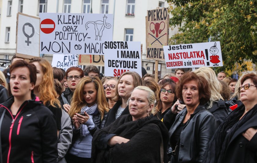 Czarny protest w Polsce. Tysiące ludzi na ulicach miast