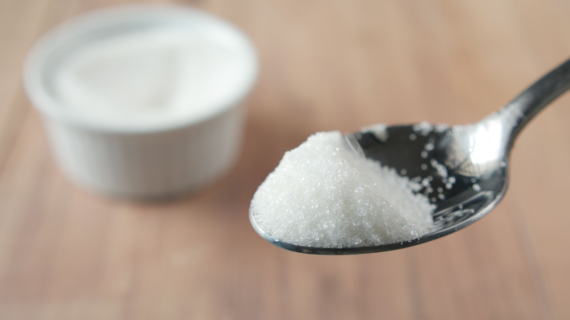 Xylitol je obľúbená náhrada cukru, ktorú nájdeme v mnohých výrobkoch bez cukru. Nová analýza však spája jeho vyššie hladiny v krvi s vyšším kardiovaskulárnym rizikom.