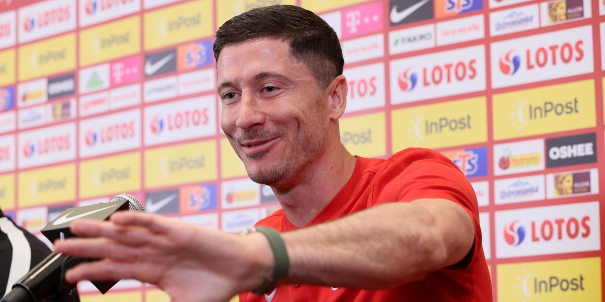 Robert Lewandowski w trakcie konferencji, na której poinformował o chęci odejścia z Bayernu Monachium.