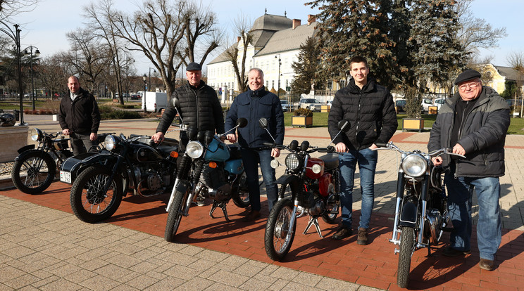 Közel száz éves motorkerékpár is van a hatvani veteránok gyüjteményében  Fot: Posonyi Zita