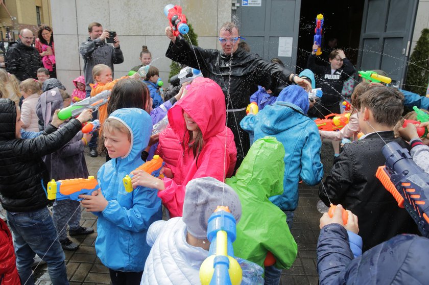 Łódź.  Wyjątkowy śmigus- dyngus po mszy u Franciszkanów