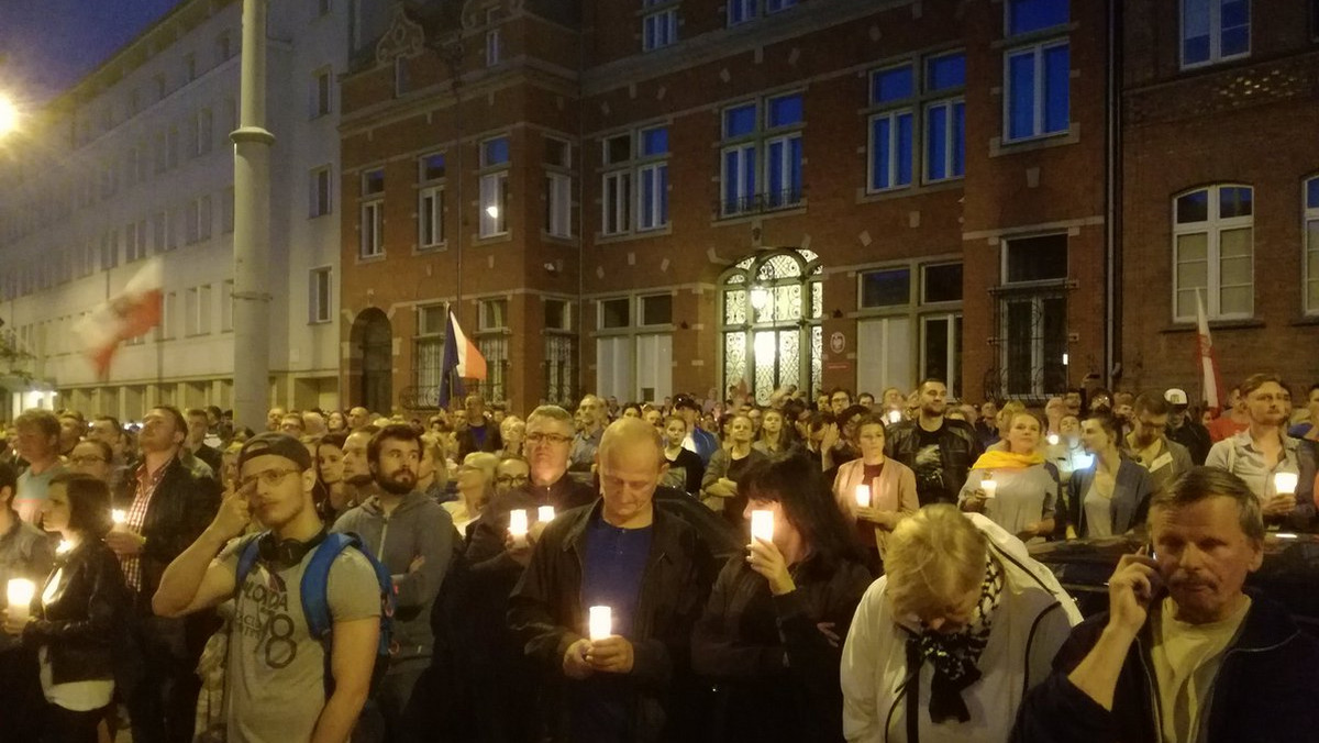 Po decyzji prezydenta o zawetowaniu dwóch ustaw o Sądzie Najwyższym i KRS przed sądami w całej Polsce odbywały się manifestacje, podczas których domagano się weta także wobec trzeciej ustawy - o ustroju Sądów Powszechnych, którą Andrzej Duda postanowił podpisać.