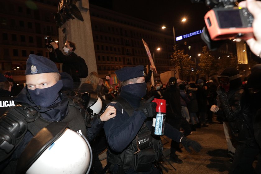 Trwa protest kobiet w Warszawie. Doszło do przepychanek z policją