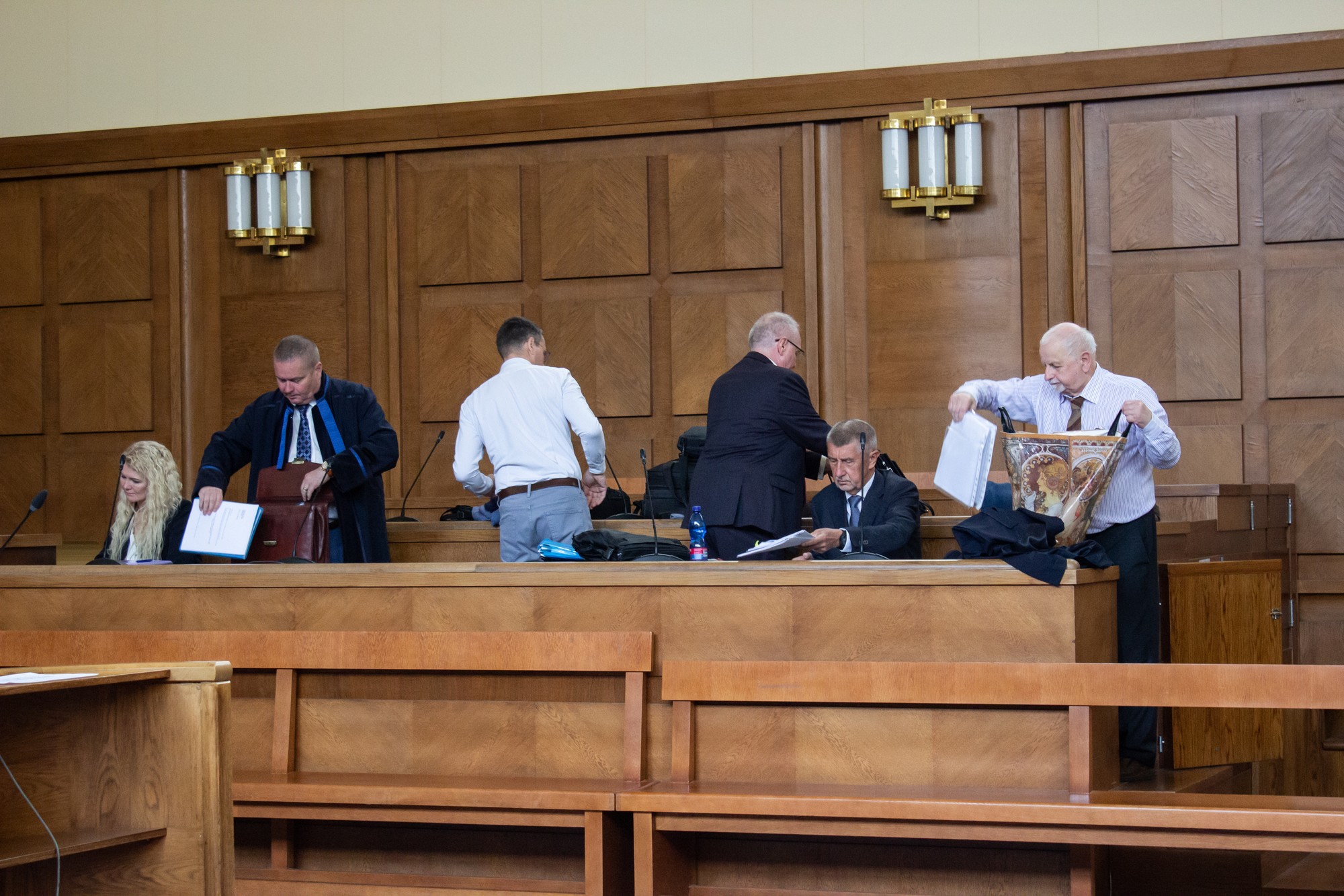 Na snímke (zľava) bývalá manažérka holdingu Agrofert a súčasná česká europoslankyňa za hnutie ANO Jana Nagyová, jej advokát Josef Bartončík, advokáti Richard Schmidt a Michael Bartončík, český expremiér a predseda hnutia ANO Andrej Babiš a jeho tretí advokát Eduard Bruna sa pripravujú na začiatok pojednávania v kauze Čapí hnízdo na Vrchnom súde v Prahe.