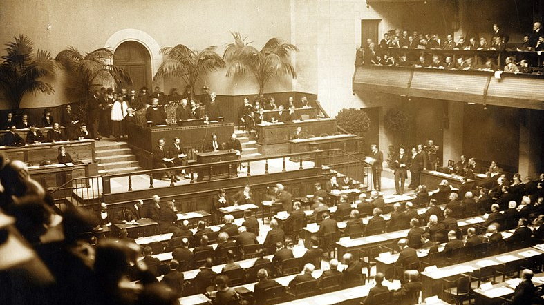 Pierwsze spotkanie Zgromadzenia Ligi Narodów miało miejsce w Salle de la Réformation w Genewie (domena publiczna)