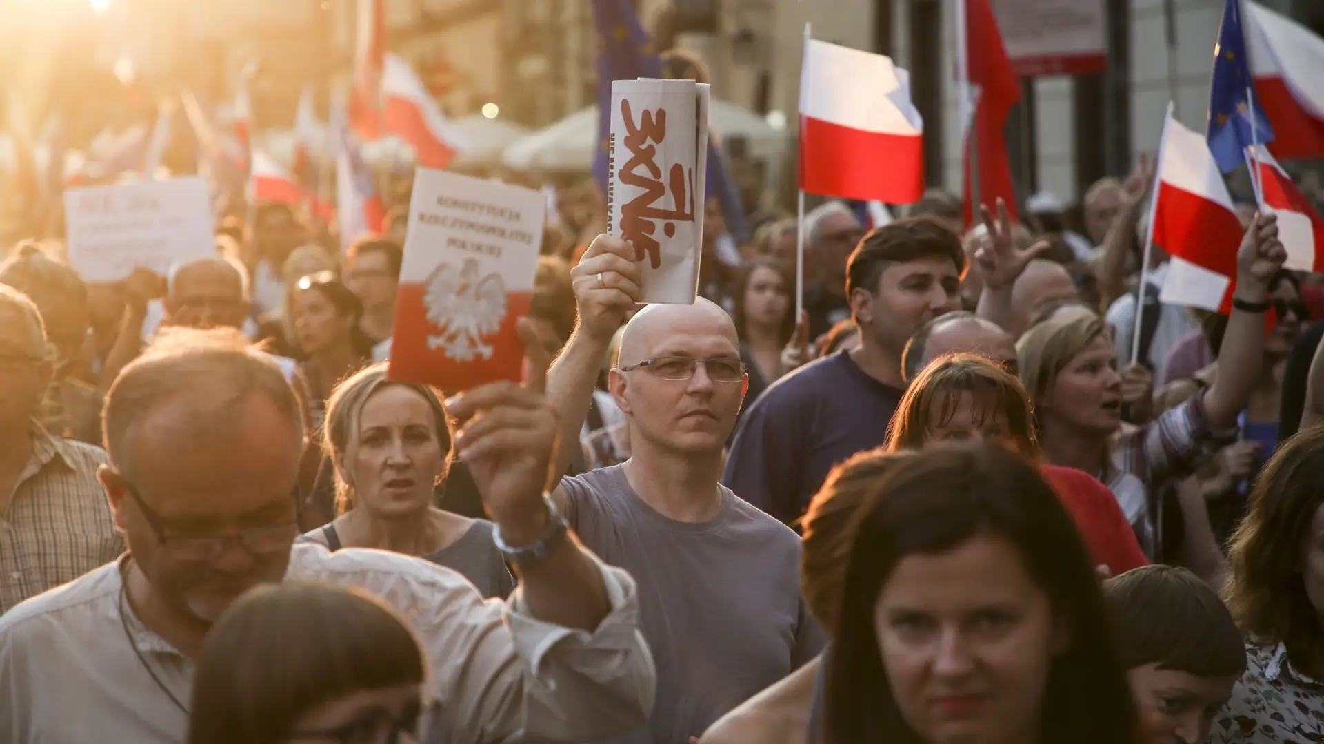 "Bronią demokracji przed dyktaturą". Twórca "House of Cards" wspiera protesty i namawia do akcji