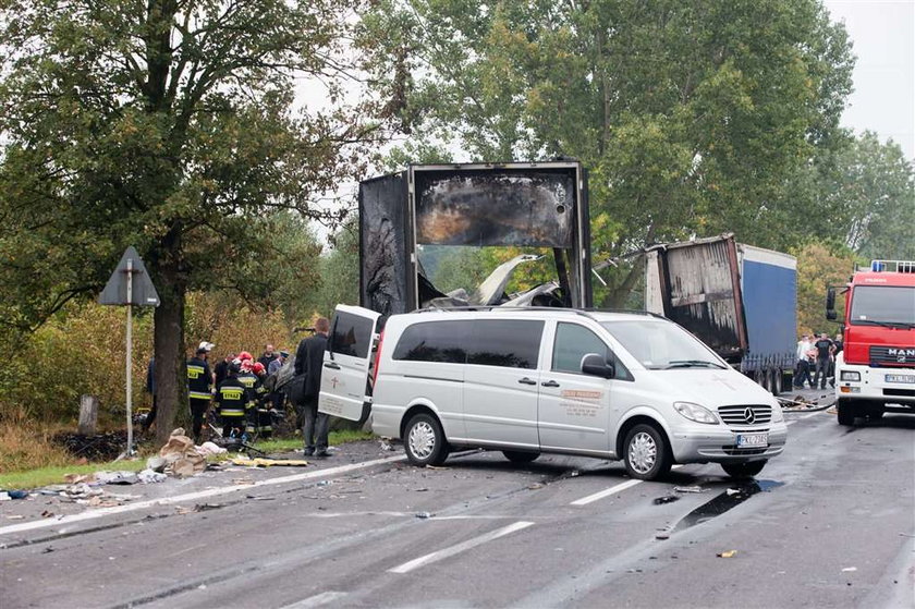 Karambol na drodze. Auta stanęły w płomieniach!