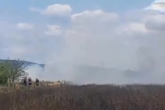 VATRA PROGUTALA HEKTARE PŠENICE Veliki požar načinio ogromnu materijalnu štetu u Obrežu (VIDEO)