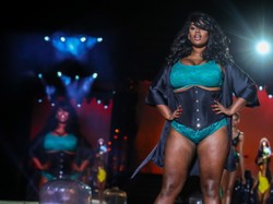 Nie tylko "wieszaki". Modelki o obfitych kształtach na pokazie bielizny w Paryżu. FOTO