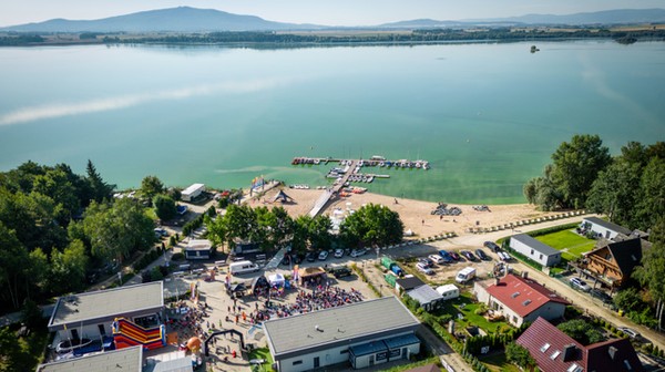 Jezioro Mietkowskie to popularny ośrodek sportów wodnych. A w tle inne turystyczne wyzwanie - góra Ślęża.  