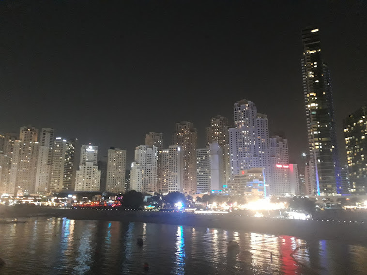 Bardziej imprezowa część Dubaju nocą