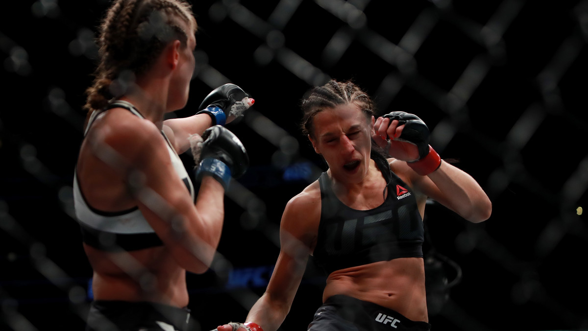 Joanna Jędrzejczyk obroniła pas mistrzowski UFC czwarty raz z rzędu. Tym razem szyki chciała pokrzyżować Polce rodaczka - Karolina Kowalkiewicz. Decyzją sędziów górą była olsztynianka (fot. Getty Images / Michael Reaves).