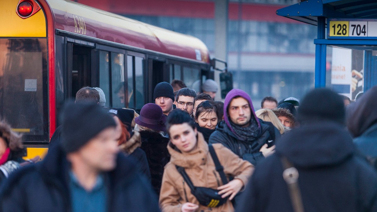 Pasażerowie z ulicy Mogilskiej w Krakowie domagają się większej liczby autobusów zastępczych. Od soboty, z powodu remontu, Mogilską nie jeżdżą tramwaje. Autobusy, które kursują zamiast nich, w godzinach szczytu są przepełnione. Najgorzej było wczoraj po południu.