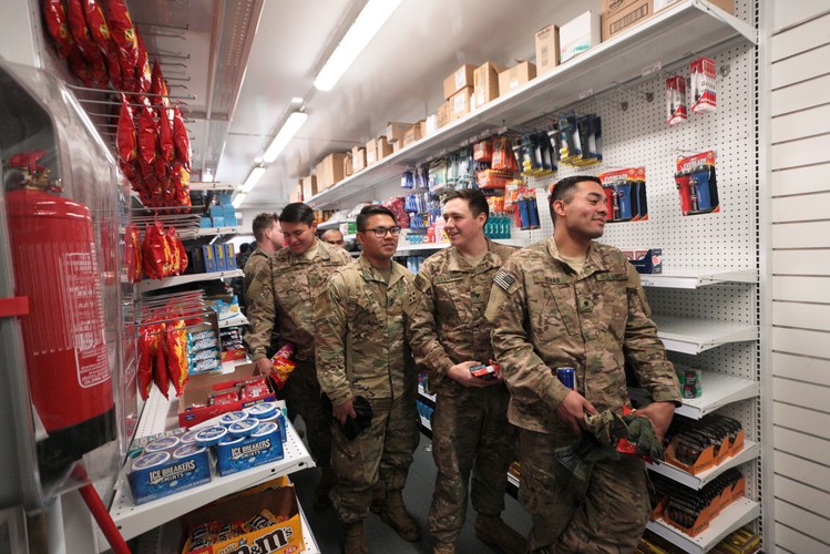 Amerykańscy żołnierze z 3. Pancernej Brygadowej Grupy Bojowej w mobilnym sklepie w obozowisku Karliki koło Żagania