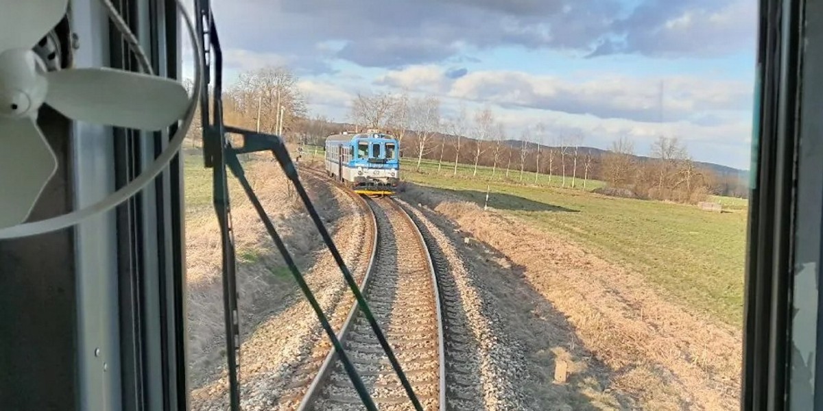 Pociągi mknęły na czołówkę, maszyniści wyhamowali w ostatniej chwili.