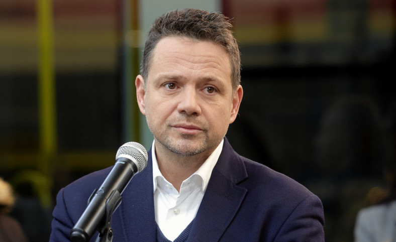 Rafał Trzaskowski podczas konferencji prasowej w warszawskiej zajezdni Wola (17.01.2024)