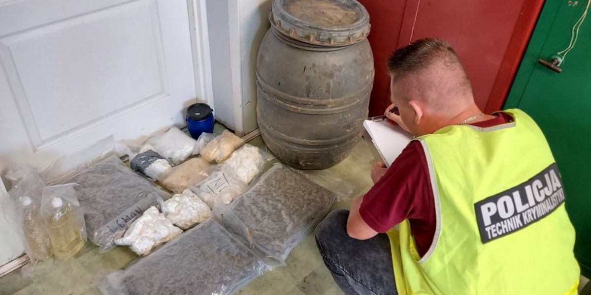 Narkotyki ukryte w beczce dodatkowo były zapakowane w foliowe worki i plastikowe torby.