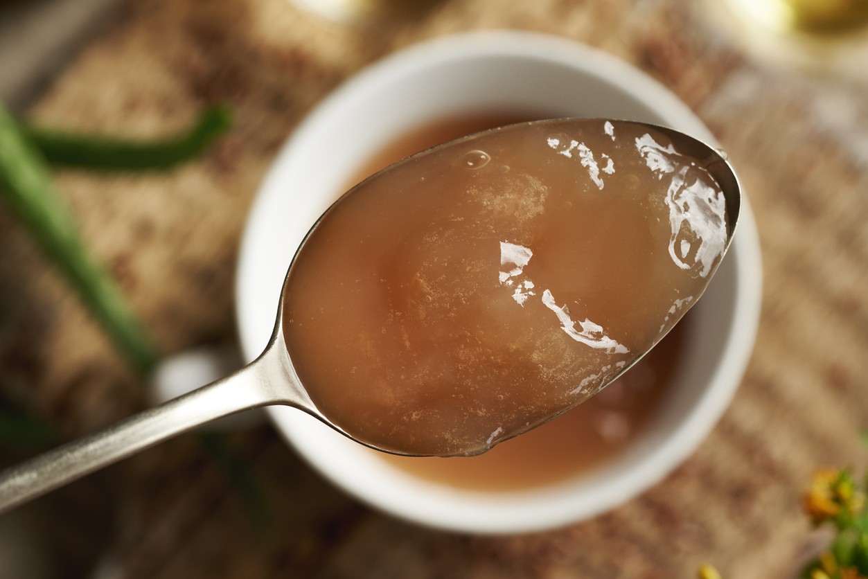 Zaliate ľanové semienka vytvoria gél, ktorý prirodzene regeneruje suché a poškodené vlasy.