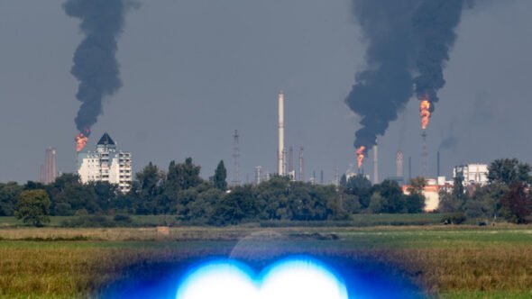 Płonące pochodnie rafinerii Schwedt