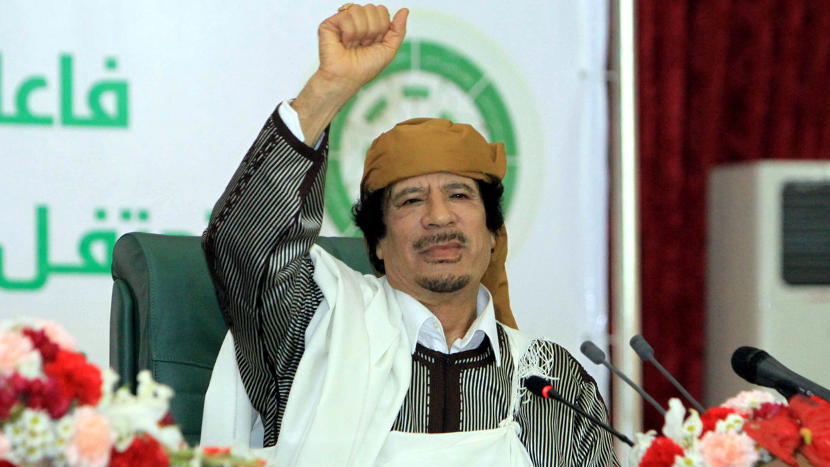 Muammar Kaddafi jest naturalnym synem włoskiego oficera, który walczył w Libii - taką rewelację przynosi ukazująca się właśnie we Włoszech książka "Sekret Kaddafiego" dziennikarki i pisarki Mary Pace. Wg niej Kaddafi jako niemowlę został ochrzczony w Wenecji.