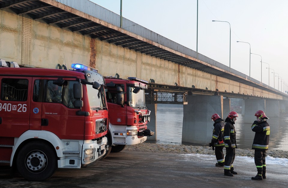 WARSZAWA MOST ŁAZIENKOWSKI PO POŻARZE (Strażacy)