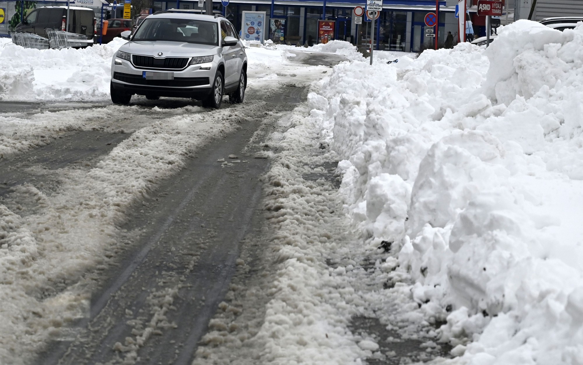 Na východnom Slovensku do nedele rána nasnežilo miestami 15 až 30 centimetrov snehu, ojedinele aj viac.