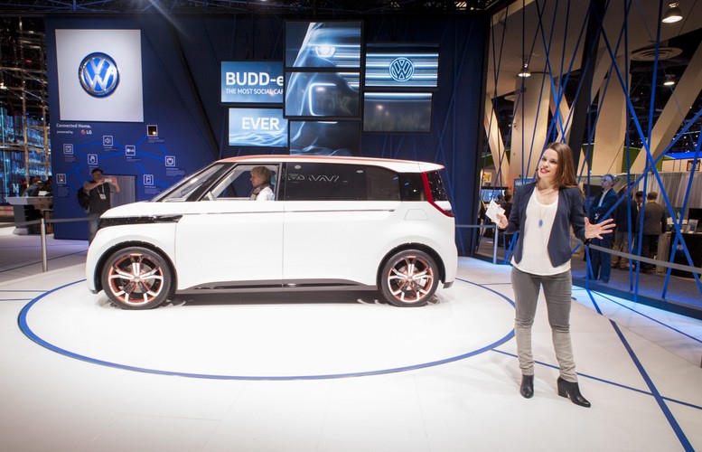 VW zaprezentował natomiast koncepcyjnego vana BUDD-e, który ma w Las Vegas światową premierę. Dzięki nowo opracowanemu elektrycznemu zespołowi napędowemu może osiągnąć zasięg do 533 km (wg NEDC). Moc systemowa tego pojazdu wyposażonego w napęd na cztery koła wynosi 235 kW/317 KM. Ponieważ akumulatory umieszczono w podłodze, wnętrze pojazdu można było urządzić w zupełnie nowy sposób, bez jakichkolwiek ograniczeń. BUDD jest nowoczesną interpretacją pierwszego Volkswagena Bulli. Na szczególną uwagę zasługuje zastosowany w nim system ładowania akumulatorów – już po 30 minutach są one ponownie naładowane w 80 procentach. Fot:
Volkswagen's BUDD-e electric Microbus concept car, EPA/MARK DAMON