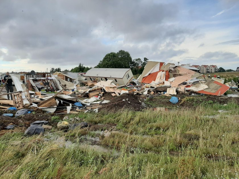 Trąba powietrzna porwała 8 domków holenderskich w Ustroniu Morskim. Są ranni