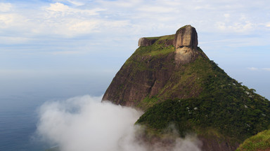Przerażające zdjęcia turystów na szczycie skały w Rio de Janeiro
