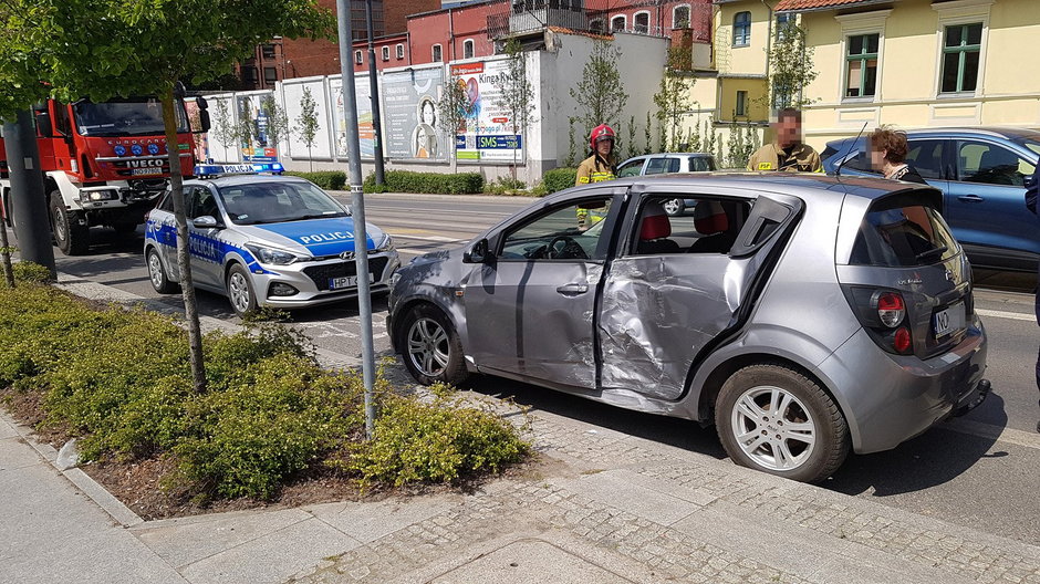 Śródmieście. 66-latek doprowadził do zderzenia z autobusem [ZDJĘCIA]