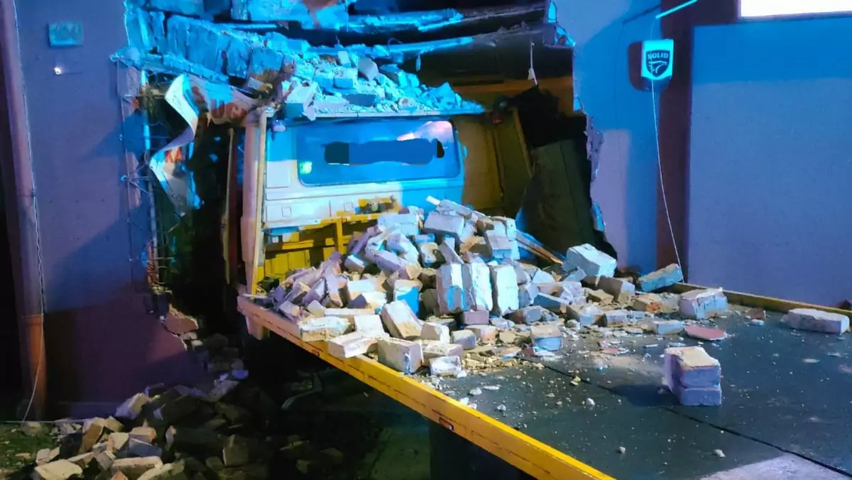 Kierowca przebił lawetą ścianę kamienicy w Toruniu. Ewakuowano 14 osób