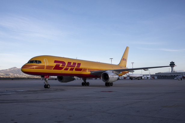 Samolot DHL na lotnisku w Atenach, Grecja. 29.12.2020