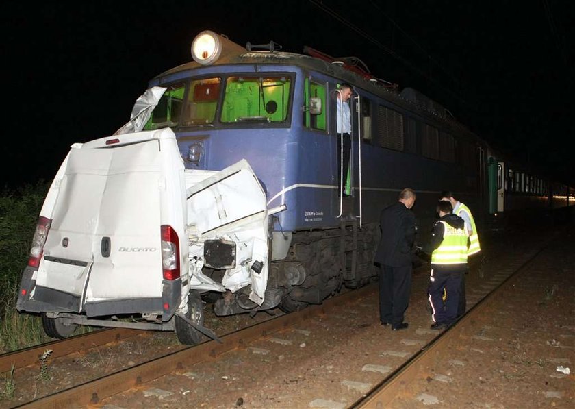 Pociąg zmiażdżył busa!