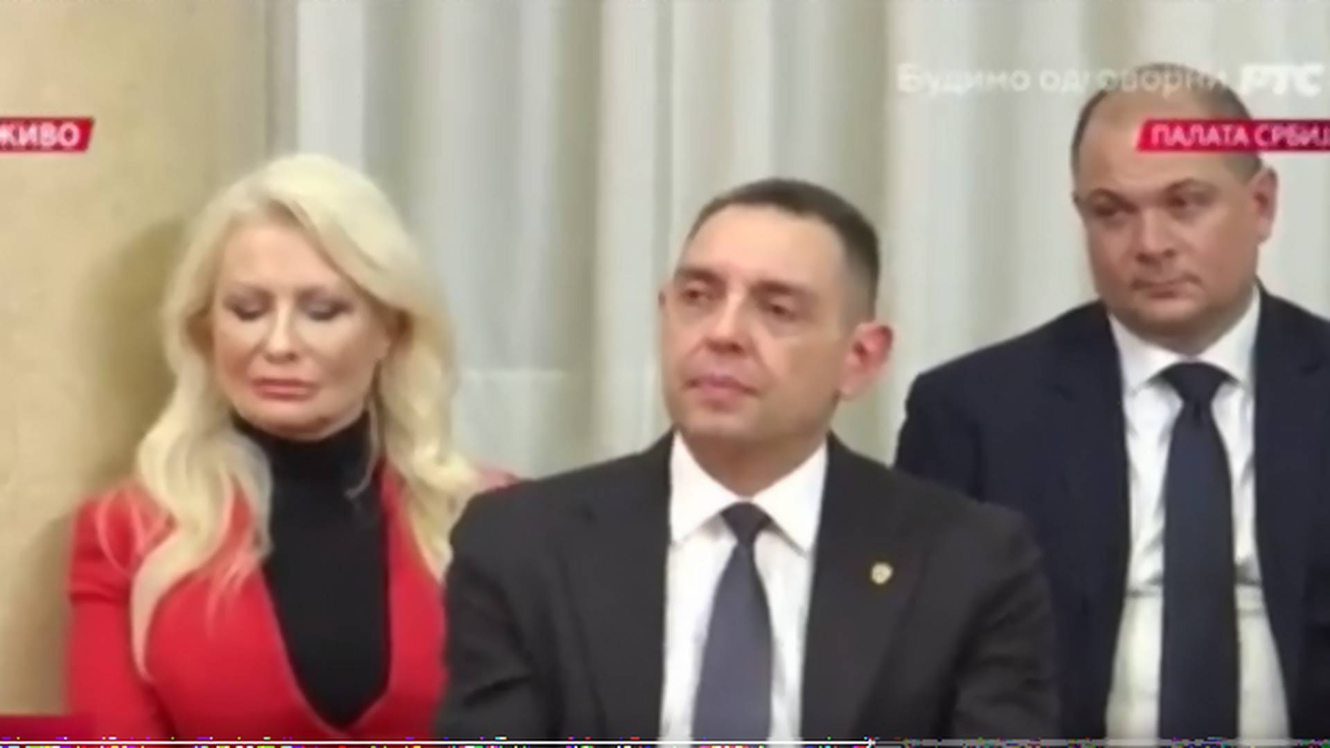 Svi se pitaju sa kim ministar Vulin vodi razgovor dok traje Vučićeva konferencija za štampu