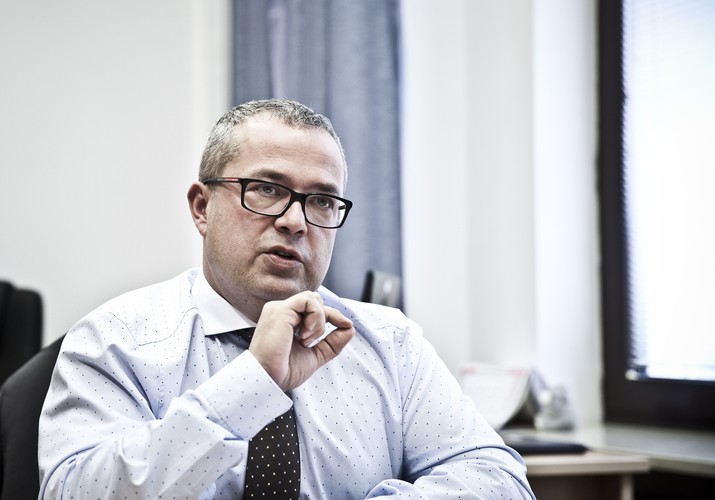 <strong>12. Wojciech Śliż</strong>
<br></br>
doradca podatkowy, były dyrektor departamentu VAT w Ministerstwie Finansów
<br></br>
„Prawnik, warszawiak, konserwatysta” – tak sam opisał siebie na jednym z portali społecznościowych. Osoby, które przez lata z nim współpracowały, chwalą go za wiedzę ekspercką, ale przyznają też, że od zawsze wyczuwały u niego ambicje polityczne. Miał okazję  je realizować jako dyrektor departamentu podatku od towarów i usług w Ministerstwie Finansów. Dziś ma z tego powodu mieszane uczucia. Z jednej strony jest twarzą 11 nowelizacji ustawy i 38 nowych rozporządzeń, które pomogły uszczelnić pobór VAT i zwiększyć wpływy budżetowe (to on firmował kolejne poprawki w pakiecie paliwowym, wprowadzenie dobrowolnego i obowiązkowego mechanizmu podzielonej płatności czy utworzenie tzw. białej listy VAT). 
<br></br>
Z drugiej strony niemal wszystkie firmowane przez niego reformy weszły w życie w podobnym czasie, co wzbudziło zrozumiały niepokój wśród przedsiębiorców. Ze stanowiskiem pożegnał się, gdy podpisał list informujący premiera o nieprawidłowościach w resorcie finansów. Ambicje polityczne nie pozwolą mu więc realizować jakichkolwiek kolejnych zmian w podatkach. 
<br></br>
MSz